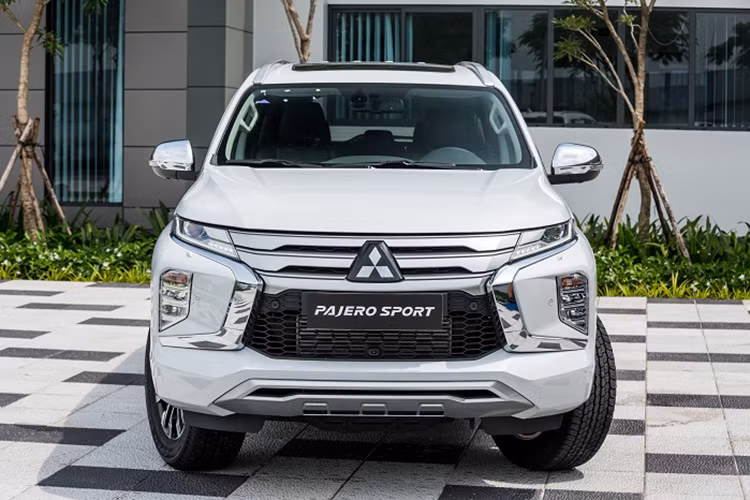 Vị trí tiếp theo gọi tên Mitsubishi Pajero Sport với 1.033 xe chốt đơn thành công, giảm 10,2% theo năm. Mức giảm nhẹ nhất nhóm đã giúp Pajero Sport hoán đổi vị trí cho KIA Sorento, vươn lên đứng thứ 5 toàn đội. Đây cũng có thể được xem là thành công đối với mẫu xe chưa thực sự hút khách Việt như Mitsubishi Pajero Sport.