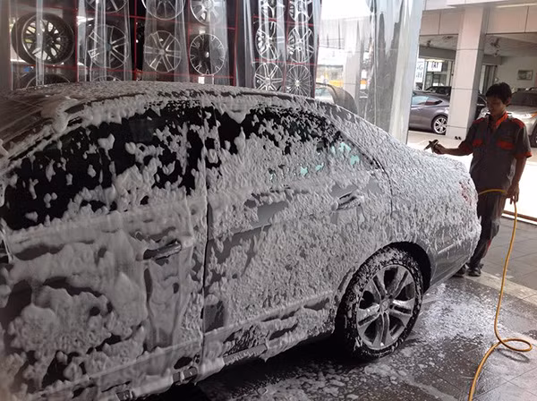 Nhung viec can lam ngay sau khi oto dam mua, loi nuoc-Hinh-2