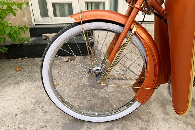 Trong thời kỳ chiến tranh Đông Dương, người Pháp sống tại Việt Nam đã đem tới những chiếc ôtô Traction của Citroen, xe đạp Peugeot "cá vàng" d đình đám và xe đạp máy Mobylette trong bài viết này.