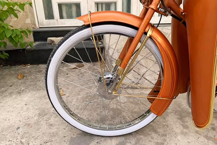 Trong thời kỳ chiến tranh Đông Dương, người Pháp sống tại Việt Nam đã đem tới những chiếc ôtô Traction của Citroen, xe đạp Peugeot "cá vàng" d đình đám và xe đạp máy Mobylette trong bài viết này.