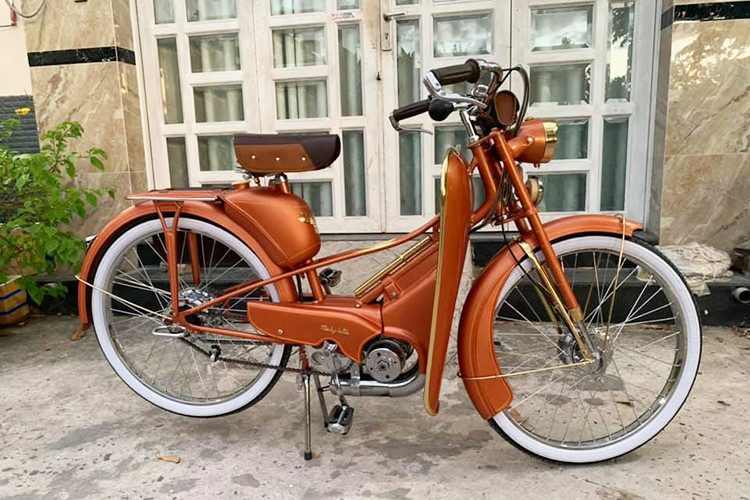 Chiếc xe đạp máy Mobylette AV54 này đã được người chơi xe cất công phục chế về trạng thái nguyên bản, sử dụng những phụ tùng nguyên bản được "làm mới" lại để khiến nó có vẻ ngoài "long lanh" như xe mới. Với giá bán chỉ 30 triệu, nó đắt tương đương với một số dòng xe máy phổ thông tại Việt Nam hiện nay.