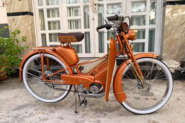 Chiếc xe đạp máy Mobylette AV54 này đã được người chơi xe cất công phục chế về trạng thái nguyên bản, sử dụng những phụ tùng nguyên bản được "làm mới" lại để khiến nó có vẻ ngoài "long lanh" như xe mới. Với giá bán chỉ 30 triệu, nó đắt tương đương với một số dòng xe máy phổ thông tại Việt Nam hiện nay.