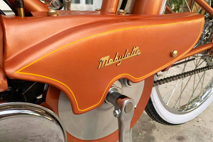 Thuộc series AV được sản xuất trong khoảng từ 1950-1971, chiếc xe đạp máy cổ Mobylette AV54 này được sản xuất vào năm 1956 và sử dụng động cơ 2 kỳ 50cc, công suất khoảng 2 mã lực và tốc độ tối đa 42 km/h.