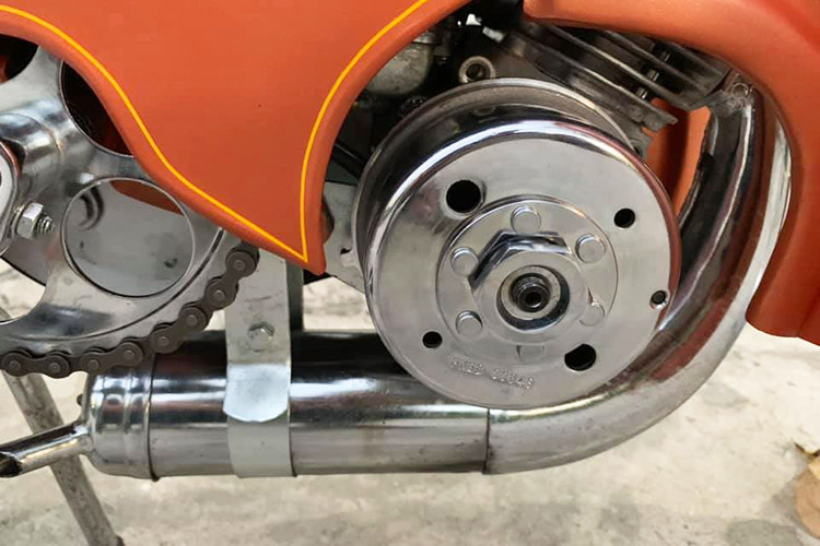 Với trọng lượng chỉ 35 kg, những chiếc xe máy đạp Mobylette tỏ ra rất phù hợp với những công chức, hay còn gọi là quan tỉnh tại các thành phố thời bấy giờ mỗi khi đi công tác hoặc đến sở làm việc.