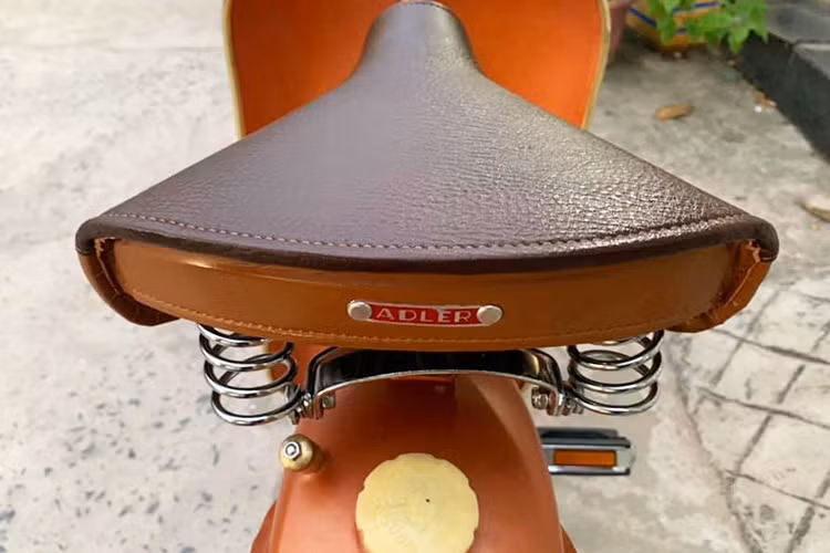 Từ năm 1949 tới năm 1981, thương hiệu Mobylette sản xuất được tổng cộng 14 triệu xe đạp máy, chủ yếu được bán ở các nước châu Âu. Những chiếc xe này cũng được các ông chủ lướn mang đến thuộc địa sử dụng.