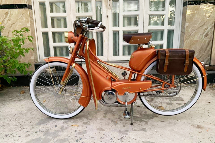 Sau khi rời khỏi Việt Nam, người Pháp không chỉ để lại các công trình kiến trúc đẹp mắt, lối sống tinh tế mà còn cả những chiếc xe cổ đẹp mắt, trong đó có các dòng xe máy Mobylette mang đậm phong cách Pháp.