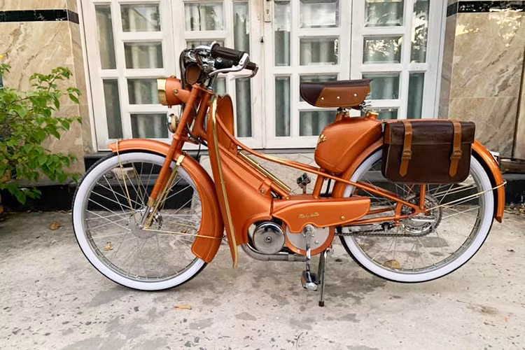 Sau khi rời khỏi Việt Nam, người Pháp không chỉ để lại các công trình kiến trúc đẹp mắt, lối sống tinh tế mà còn cả những chiếc xe cổ đẹp mắt, trong đó có các dòng xe máy Mobylette mang đậm phong cách Pháp.