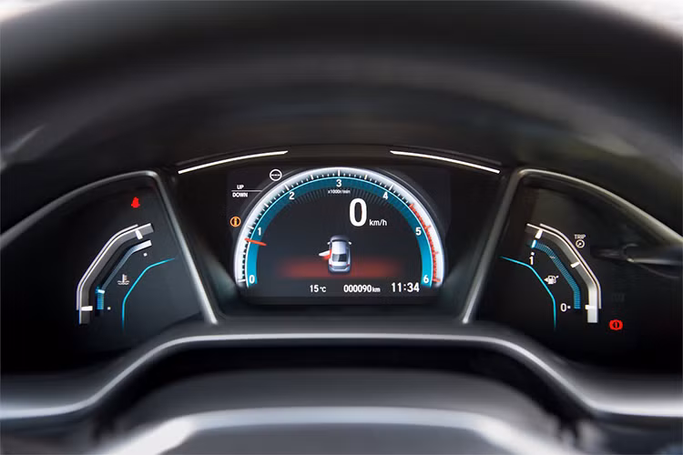 Với động cơ này, Honda Civic 2018 máy dầu tiêu tốn chỉ 3,4 lít/100km, tương đương 29,41km/l, con số này đã được thử nghiệm thực tế bởi các cơ quan có thẩm quyền tại Châu Âu. Chưa dừng lại ở đó Honda còn cung cấp hộp số tự động 9 cấp cho Civic máy dầu, giúp cải thiện khả năng vận hành êm ái và tiết kiệm nhiên liệu hơn.