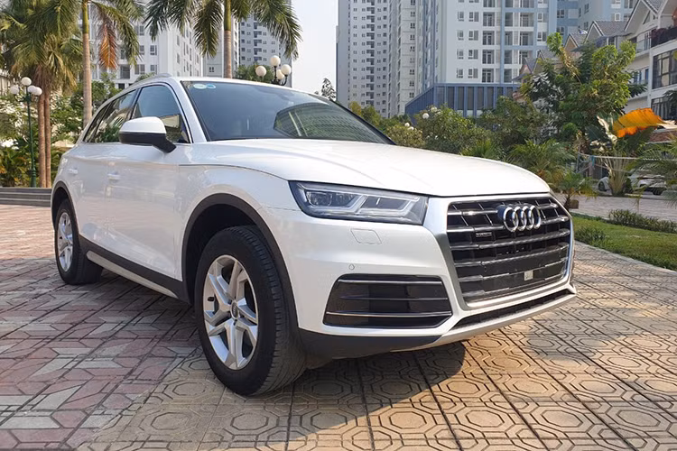 Q5 là mẫu xe bán chạy nhất của Audi Việt Nam với khoảng 300 chiếc trong năm 2016. Tại Việt Nam, Q5 được định vị cạnh tranh trực tiếp với các đối thủ BMW X3, Lexus RX200t và nhất là Mercedes GLC. Xe được nhập khẩu từ Mexico và chiếc xe Audi Q5 đời 2017 trong bài viết này mới được chủ nhân chào bán trên sàn xe cũ Hà Nội.