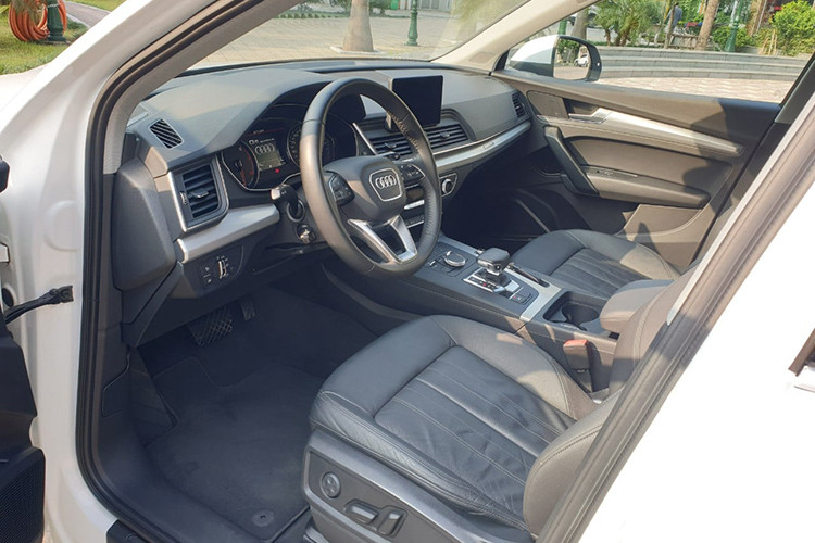 Khách hàng có thể thoải mái lựa chọn nhiều chi tiết, từ vật liệu cao cấp như da Nappa loại tốt với nhiều màu sắc cùng hệ thống đèn chiếu sáng lên tới 30 màu khác nhau. Sự khác biệt chủ yếu giữa 3 phiên bản của xe cũng tập trung bên trong nội thất. Chỉ có 2 phiên bản Design và Sport mới sở hữu hệ thống âm thanh Bang &amp; Olufsen cao cấp (16 kênh, 19 loa, 755 watt).