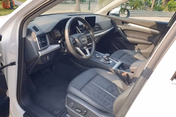 Khách hàng có thể thoải mái lựa chọn nhiều chi tiết, từ vật liệu cao cấp như da Nappa loại tốt với nhiều màu sắc cùng hệ thống đèn chiếu sáng lên tới 30 màu khác nhau. Sự khác biệt chủ yếu giữa 3 phiên bản của xe cũng tập trung bên trong nội thất. Chỉ có 2 phiên bản Design và Sport mới sở hữu hệ thống âm thanh Bang &amp; Olufsen cao cấp (16 kênh, 19 loa, 755 watt).