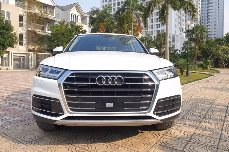 Tại thị trường Việt Nam, khi ra mắt vào năm 2017 giá xe Audi Q5 từ 2 tỷ đồng đến 2,5 tỷ đồng tuỳ từng phiên bản, cạnh tranh với các đối thủ cùng phân khúc là Mercedes-Benz GLC, BMW X3 và Lexus NX200t. Chiếc xe trong bài viết là phiên bản thể thao hiện có mức giá khoảng 1,79 tỷ đồng trên sàn xe cũ. 
