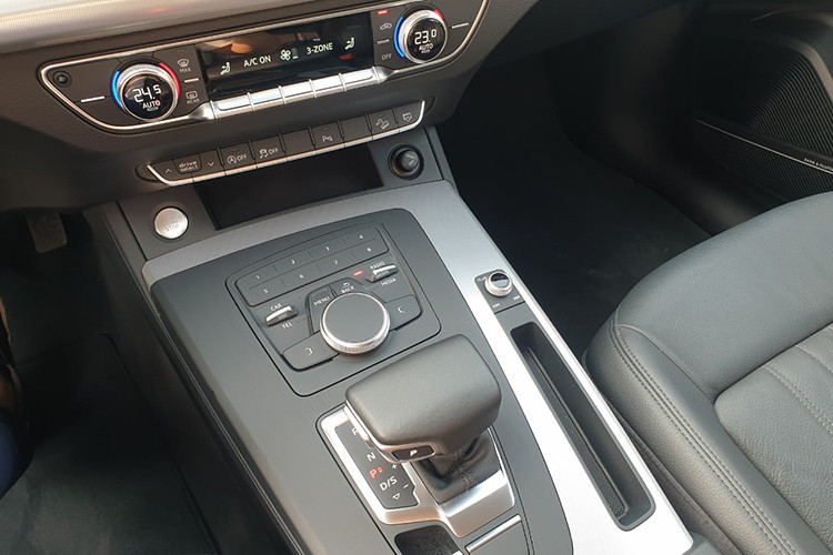 Audi Q5 2017 tại Việt Nam sở động cơ xăng 4 xi-lanh thẳng hàng tăng áp TFSI 2.0l, cho công suất tối đa 252 mã lực và mô-men xoắn cực đại 370 Nm cùng hộp số tự động 7 cấp S-Tronic cùng hệ dẫn động 4 bánh quattro "độc quyền" của Audi. Trên thực tế, động cơ này từng xuất hiện trên thế hệ trước của xe; tuy nhiên Audi đã cải tiến lại để công suất tăng lên 22 mã lực trong khi mức tiêu thụ nhiên liệu giảm 9,4%. 