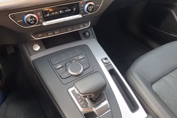 Audi Q5 2017 tại Việt Nam sở động cơ xăng 4 xi-lanh thẳng hàng tăng áp TFSI 2.0l, cho công suất tối đa 252 mã lực và mô-men xoắn cực đại 370 Nm cùng hộp số tự động 7 cấp S-Tronic cùng hệ dẫn động 4 bánh quattro "độc quyền" của Audi. Trên thực tế, động cơ này từng xuất hiện trên thế hệ trước của xe; tuy nhiên Audi đã cải tiến lại để công suất tăng lên 22 mã lực trong khi mức tiêu thụ nhiên liệu giảm 9,4%. 