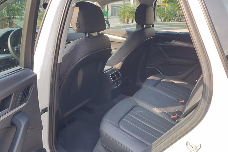 Với kích thước gia tăng, Audi Q5 2017 cũng có không gian rộng rãi hơn cho hàng ghế sau. Hệ thống điều hòa không khí đa vùng với cửa gió độc lập cùng giúp hành khách ngồi sau. Bên cạnh hàng ghế thứ 2, thể tích khoang hành lý cũng tăng 10 lít so với thế hệ trước, đạt khoảng 550 tới 610 lít và còn có thể nâng lên tối đa 1550 lít nếu gập hết hàng ghế sau lại, cốp sau mở điện... 