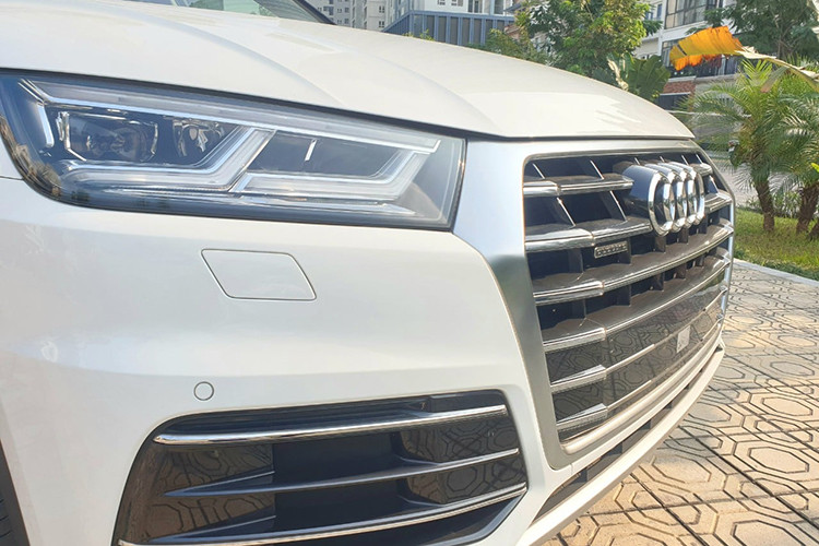 Tương tự như chiếc Q7 trước đó, Q5 phiên bản này cũng đã sở hữu lưới tản nhiệt lục giác mới với khung to bản. Mọi phiên bản Audi Q5 tại Việt Nam sẽ đều sử dụng đèn pha full LED chủ động. Những đường gân dập nổi trên nắp ca-pô chạy nối liền các góc cạnh của lưới tản nhiệt và đèn pha, khiến dáng xe trở nên thanh thoát hơn.