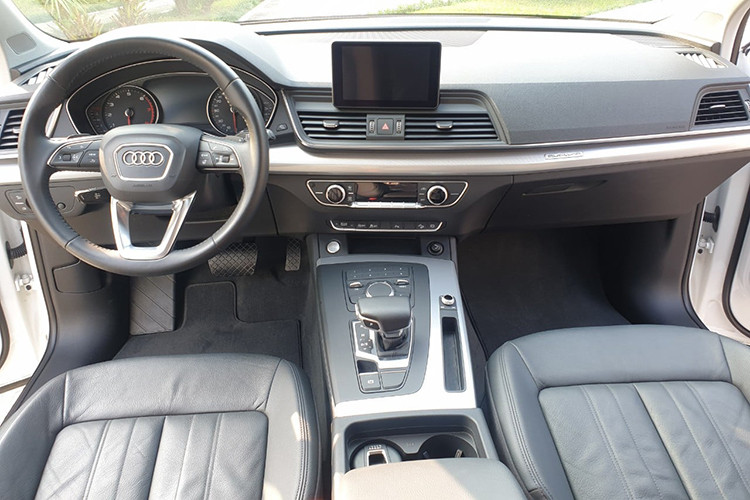 Trong khi sở hữu "phom" bên ngoài tương tự như thế hệ trước thì ở bên trong nội thất, Audi đã thiết kế lại hoàn toàn cabin của Q5 thế hệ mới theo hướng hiện đại và tối giản. Q5 sẽ được bán ở Việt Nam với trang bị tiêu chuẩn như camera lùi, gương chống chói, hàng ghế trước chỉnh điện 8 hướng, hệ thống lựa chọn chế độ lái thông minh có chức năng tiết kiệm nhiên liệu...