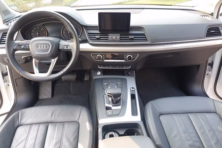 Trong khi sở hữu "phom" bên ngoài tương tự như thế hệ trước thì ở bên trong nội thất, Audi đã thiết kế lại hoàn toàn cabin của Q5 thế hệ mới theo hướng hiện đại và tối giản. Q5 sẽ được bán ở Việt Nam với trang bị tiêu chuẩn như camera lùi, gương chống chói, hàng ghế trước chỉnh điện 8 hướng, hệ thống lựa chọn chế độ lái thông minh có chức năng tiết kiệm nhiên liệu...