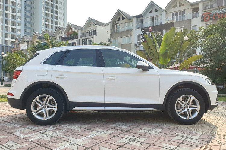 Mẫu xe sang Audi Q5 đời 2017 sở hữu nhiều đường nét góc cạnh, mạnh mẽ và ấn tượng hơn theo ngôn ngữ được thiết kế trưởng mới của Audi. So với thế hệ trước, Q5 này dài hơn 34 mm, cao hơn 6 mm và trục cơ sở dài hơn 12 mm. Các kích thước tổng thể D x R x C của xe là 4663, 1893, 1659 mm và trục cơ sở dài 2819 mm.