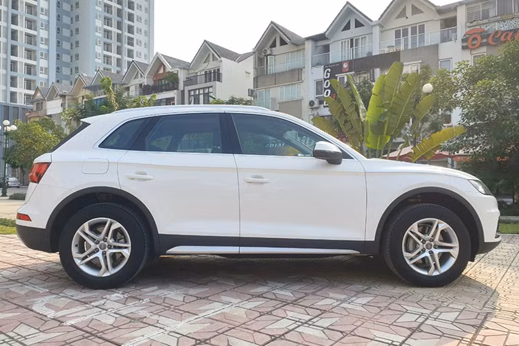 Mẫu xe sang Audi Q5 đời 2017 sở hữu nhiều đường nét góc cạnh, mạnh mẽ và ấn tượng hơn theo ngôn ngữ được thiết kế trưởng mới của Audi. So với thế hệ trước, Q5 này dài hơn 34 mm, cao hơn 6 mm và trục cơ sở dài hơn 12 mm. Các kích thước tổng thể D x R x C của xe là 4663, 1893, 1659 mm và trục cơ sở dài 2819 mm.
