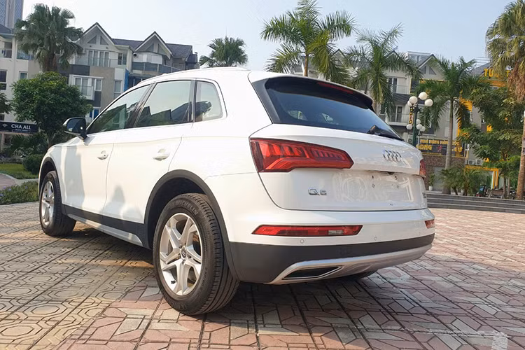 Hai bên thân xe nổi bật với đường dập ngang hông chạy từ đầu và lượn nhẹ qua 2 vòm bánh, đem tới vẻ thanh lịch nhưng vẫn đầy khỏe khoắn. Tương tự như các dòng Audi thế hệ mới, phần đuôi xe được thiết kế đơn giản nhưng hiện đại với điểm nhấn là cặp đèn hậu với các dải LED. Xe sở hữu mâm đường kính mâm 17 inch trên bản Basic (tiêu chuẩn) và 18 inch trên 2 phiên bản Design (thiết kế) và Sport (thể thao).