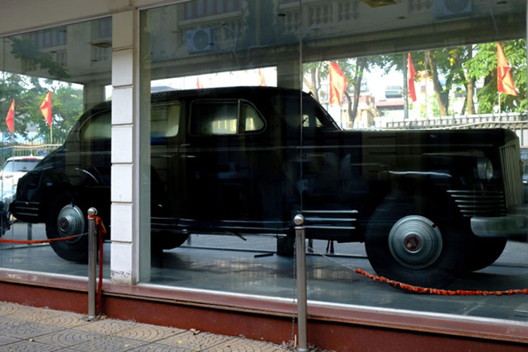 Hiện chiếc xe đang được lưu giữ tại Bảo tàng Lịch sử Quốc gia (số 1 phố Tràng Tiền, quận Hoàn Kiếm, Hà Nội). ZIS-115 chống đạn là dòng xe được Nhà máy Sản xuất ôtô Số 2 Stalin (ZIS) sản xuất từ năm 1935, theo yêu cầu của nhà lãnh đạo Liên Xô Stalin về một loại xe có khả năng chống đạn tốt. 