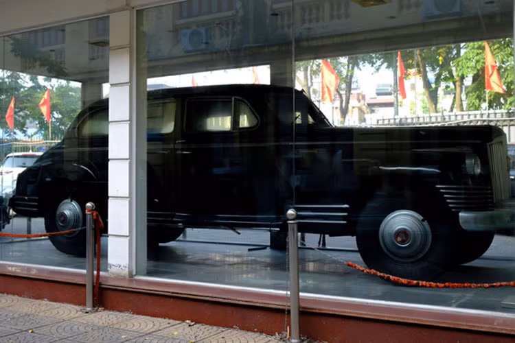 Hiện chiếc xe đang được lưu giữ tại Bảo tàng Lịch sử Quốc gia (số 1 phố Tràng Tiền, quận Hoàn Kiếm, Hà Nội). ZIS-115 chống đạn là dòng xe được Nhà máy Sản xuất ôtô Số 2 Stalin (ZIS) sản xuất từ năm 1935, theo yêu cầu của nhà lãnh đạo Liên Xô Stalin về một loại xe có khả năng chống đạn tốt. 