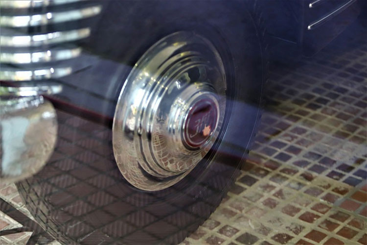 Khác với các xe hiện nay, ghế ngồi của ZIS-115 không bị ngăn cách bởi cần số. Thân vỏ dày tới 8 ly nên hệ thống cửa, chốt cửa, cửa kính rất đồ sộ. Muốn nâng kính lên, phải dùng một cần gạt nâng lên hạ xuống. Cửa chớp nhỏ phía trước cũng được quay bằng cơ để điều chỉnh.