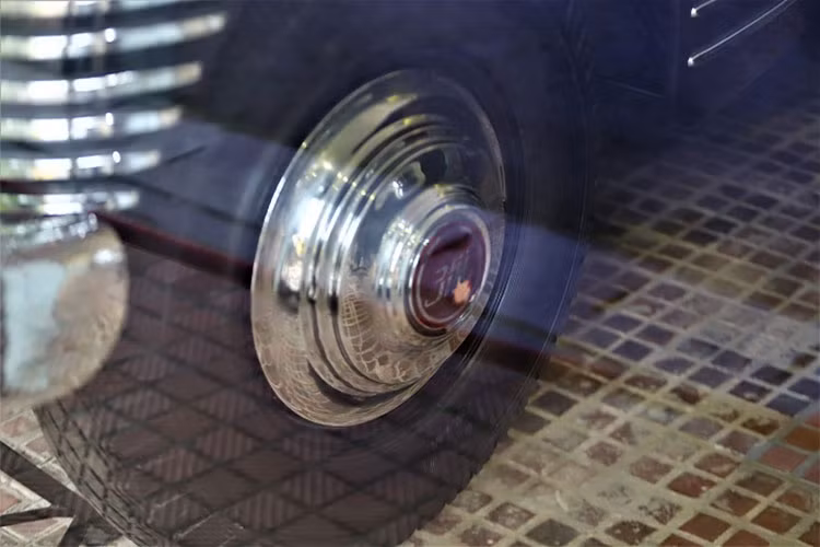 Khác với các xe hiện nay, ghế ngồi của ZIS-115 không bị ngăn cách bởi cần số. Thân vỏ dày tới 8 ly nên hệ thống cửa, chốt cửa, cửa kính rất đồ sộ. Muốn nâng kính lên, phải dùng một cần gạt nâng lên hạ xuống. Cửa chớp nhỏ phía trước cũng được quay bằng cơ để điều chỉnh.