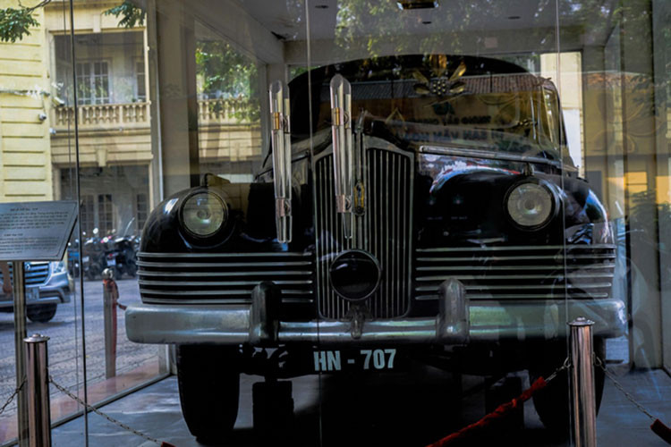 Trong số những chiếc xe ôtô phục vụ Bác Hồ, chiếc ZIS-115 biển số HN-707 do Trung ương Đảng Cộng sản Liên Xô tặng Trung ương Đảng Lao động Việt Nam năm 1954. Chiếc xe ZIS-115 chống đạn được Bác Hồ và các đồng chí trong Bộ Chính trị, Trung ương Đảng sử dụng trong các chuyến công tác từ năm 1954 - 1972.