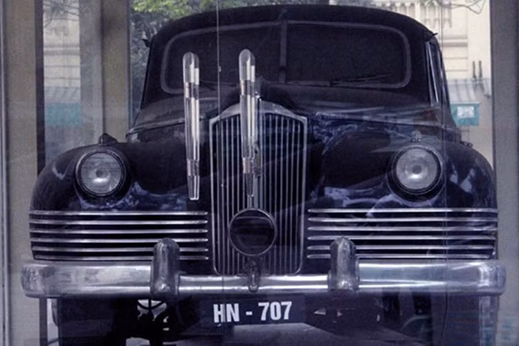 Người ngồi sau có đủ không gian để duỗi chân một cách thoải mái. Đặc biệt, khi cần thiết có cuộc trò chuyện riêng tư, những người ngồi sau có thể quay kính, tạo ra một ngăn cách giữa khoang lái và khoang hành khách, đảm bảo tính riêng tư và bảo mật trong xe.