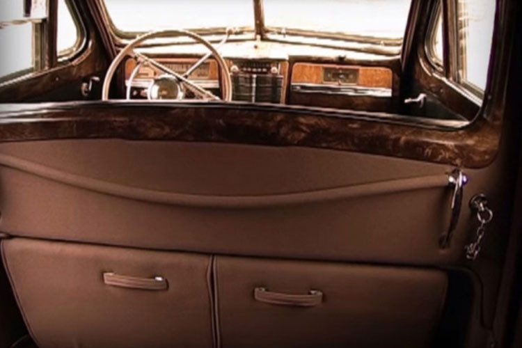 Phía trong khoang lái ZIS-115 phục vụ bác Hồ cũng được thiết kế rất đặc biệt. Một vô-lăng bọc da có bán kính lớn với vòng thép nhỏ đồng tâm, đặc trưng vô-lăng trên những chiếc xe của Xô Viết thời kỳ đó.