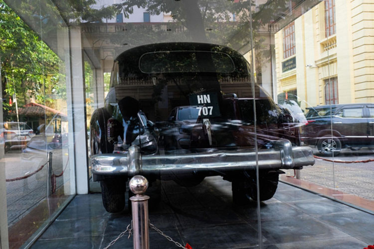 Tốc độ tối đa của xe là 120km/h và mức tiêu thụ nhiên liệu của nó là 27,5 lít/100km. Được thiết kế như một chiếc xe chuyên chở nguyên thủ và cán bộ, ZIS-115 có khoang xe phía sau rộng rãi và được trang bị ghế nệm da.