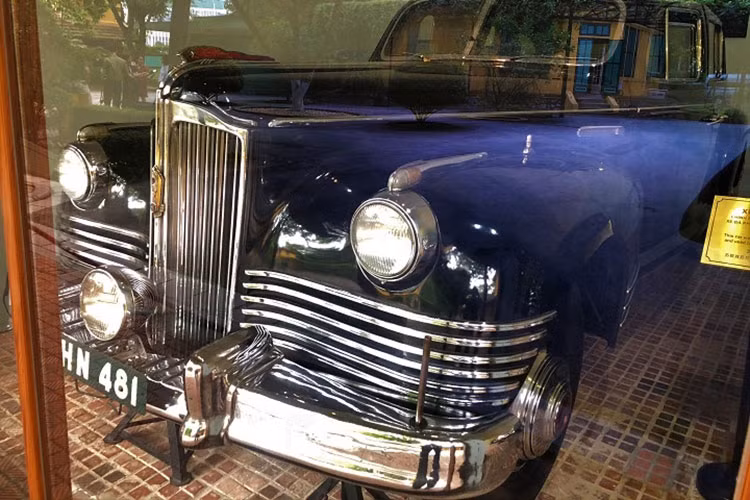 Bảng táp-lô rất khác lạ so với bây giờ khi sử dụng một đồng hồ công-tơ-mét nằm ngang, với các chỉ số km chẵn. Các nút điều khiển của xe có hình tròn dạng cơ và núm xoay rất dễ sử dụng.