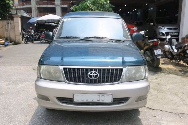 Đến tháng 5/2005, Toyota Việt Nam tiếp tục tung ra thị trường phiên bản Zace Surf, kế thừa phiên bản Limited đã giới thiệu từ năm 2004 với hai lựa chọn màu sơn mới: ghi vàng/ghi bạc và xanh nhạt/ghi bạc. Mẫu xe này hiện đã ngường sản xuất khá lâu, nhưng nói vẫn còn được người dùng cho lăn bánh trên các cung đường Việt.