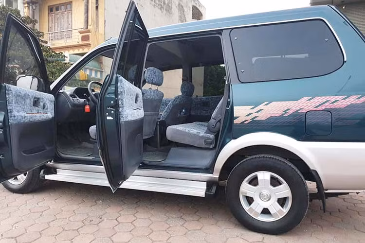 Mỗi khi có một chiếc Toyota Zace rao bán trên các trang mua bán ôtô, nó bỗng nhiên trở thành đề tài tranh cãi sôi nổi. Phần đông khách hàng ở thành thị đều cho rằng, Zace có mức giá vô lý, hoang đường. Tuy nhiên, vẫn có một bộ phận khách hàng “cuồng” mẫu xe này, sẵn sàng bảo vệ quan điểm và bỏ tiền ra mua Toyota Zace dù giá bán cao.