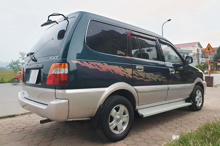 Ra mắt tại thị trường Việt Nam vào năm 1999 do công ty Toyota Việt Nam lắp ráp, Toyota Zace có 2 phiên bản GL và DX trang bị động cơ xăng 1.8 lít phun xăng điện tử EFI đạt công suất cực đại 83 mã lực tại vòng tua 4.800 vòng/phút. Phiên bản DX có cấu hình tiện nghi thấp hơn phiên bản GL với gương chiếu hậu ngoài chỉnh tay, không có đèn sương mù phía trước và không có đồng hồ tốc độ động cơ (đồng hồ vòng tua).