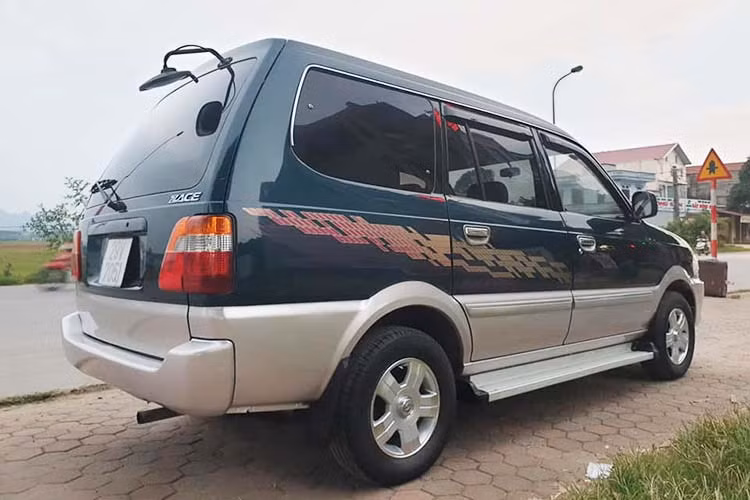 Ra mắt tại thị trường Việt Nam vào năm 1999 do công ty Toyota Việt Nam lắp ráp, Toyota Zace có 2 phiên bản GL và DX trang bị động cơ xăng 1.8 lít phun xăng điện tử EFI đạt công suất cực đại 83 mã lực tại vòng tua 4.800 vòng/phút. Phiên bản DX có cấu hình tiện nghi thấp hơn phiên bản GL với gương chiếu hậu ngoài chỉnh tay, không có đèn sương mù phía trước và không có đồng hồ tốc độ động cơ (đồng hồ vòng tua).