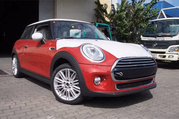 Cùng với BMW, MINI là một trong 3 thương hiệu thuộc tập đoàn xe sang Đức đã chính thức về tay THACO sau bê bối liên quan tới gian lận thương mại. Sau khi bảng giá mới của xe BMW được công bố rẻ hơn đáng kể so với đề xuất nhiều người đã mong ngóng về giá xe ôtô MINI tại thị trường Việt Nam sau khi về chung nhà với ông lớn lắp ráp THACO.