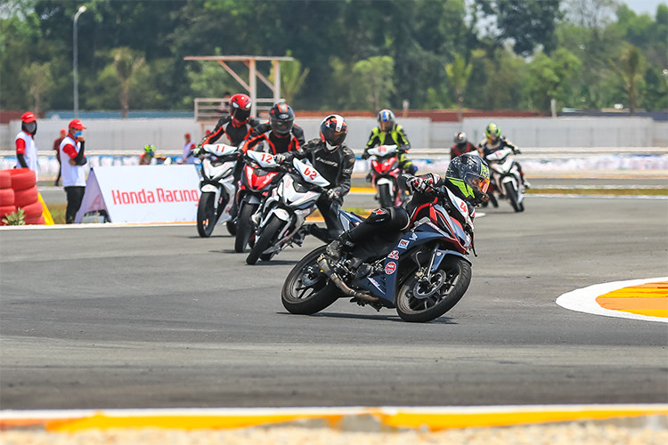 Đua xe môtô từ lâu đã trở thành một trong những hoạt động được hãng xe máy Honda Nhật Bản quan tâm và phát triển. Kể từ khi chính thức bắt đầu tham gia vào năm 1955, hoạt động đua xe môtô Honda không chỉ mang lại sự tiến bộ về công nghệ mà còn giúp nâng cao năng lực kỹ thuật cho các nhà nghiên cứu và thiết kế.