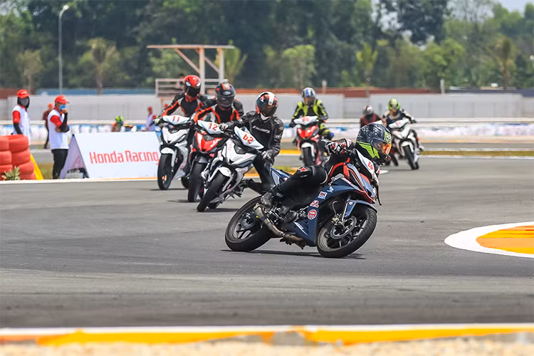 Đua xe môtô từ lâu đã trở thành một trong những hoạt động được hãng xe máy Honda Nhật Bản quan tâm và phát triển. Kể từ khi chính thức bắt đầu tham gia vào năm 1955, hoạt động đua xe môtô Honda không chỉ mang lại sự tiến bộ về công nghệ mà còn giúp nâng cao năng lực kỹ thuật cho các nhà nghiên cứu và thiết kế.