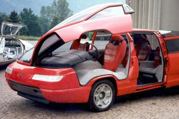 Bên trong xe là ghế gập và trượt chỉnh điện được thiết kế khá tốt. Nhìn chung, Bertone Lamborghini Genesis vừa thực dụng như xe minivan vừa nhanh như siêu xe Lamborghini. Tuy nhiên, ý tưởng Lamborghini sản xuất minivan khá kỳ lạ và buồn cười nên Genesis cũng chỉ dừng ở mức xe concept.