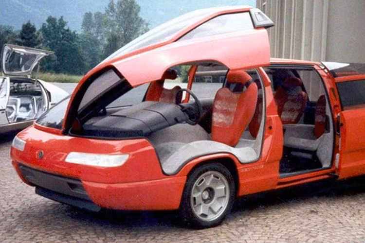 Bên trong xe là ghế gập và trượt chỉnh điện được thiết kế khá tốt. Nhìn chung, Bertone Lamborghini Genesis vừa thực dụng như xe minivan vừa nhanh như siêu xe Lamborghini. Tuy nhiên, ý tưởng Lamborghini sản xuất minivan khá kỳ lạ và buồn cười nên Genesis cũng chỉ dừng ở mức xe concept.