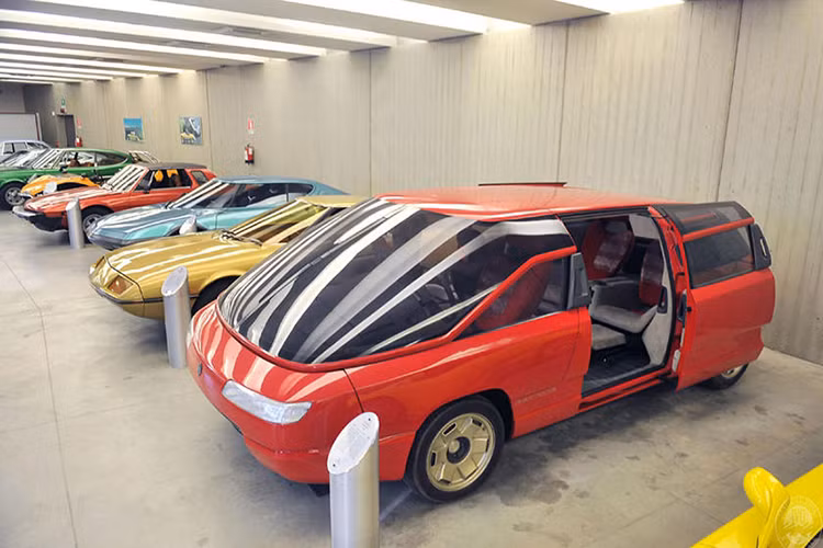 Hãng Bertone đã chịu trách nhiệm thiết kế không ít mẫu xe biểu tượng của Lamborghini như Countach và Miura. Tuy nhiên, Bertone cũng đã vài lần thất bại khi thiết kế xe concept cho Lamborghini như Athon kể trên và Genesis.