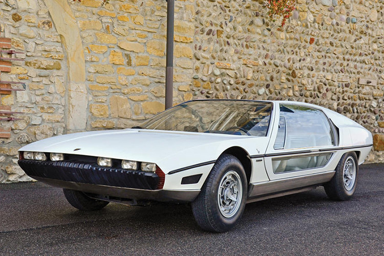 Không chỉ sở hữu thiết kế gây tranh cãi, Lamborghini Marzal còn được trang bị động cơ 6 xi-lanh thẳng hàng. Động cơ này chạy mượt mà có thông số vận hành hợp lý nhưng lại chỉ có 6 xi-lanh. Trong khi đó, chẳng mẫu xe nào của Lamborghini sử dụng động cơ ít hơn 8 xi-lanh