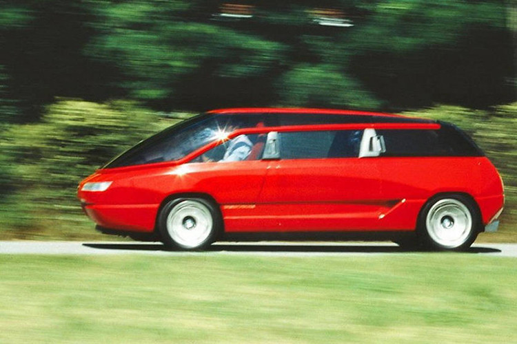 Bertone Lamborghini Genesis trên thực tế chính là một mẫu xe minivan sử dụng động cơ của Countach Quattrovalvole. Phải mất 30.000 giờ lao động, Bertone Lamborghini Genesis mới được chế tạo xong. Xe sử dụng hệ dẫn động cầu sau với động cơ 455 mã lực này còn được trang bị cửa cánh chim.