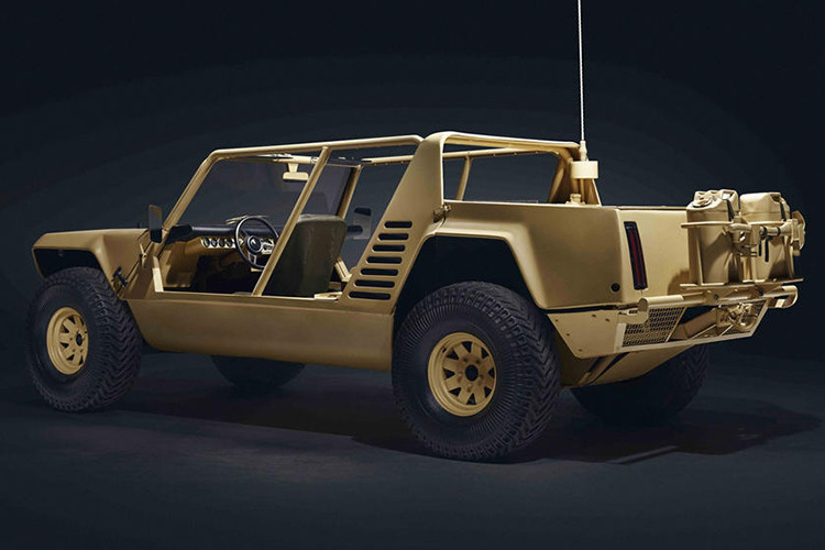 Vấn đề là chiếc xe trong bản kế hoạch do MTI gửi cho Lamborghini lại mượn nhiều chi tiết từ một đối thủ và sử dụng động cơ xăng Chrysler V8, dung tích 5,9 lít chống nước, đặt ở phía sau. Kết quả là Lamborghini Cheetah nặng 2 tấn và được trang bị động cơ 180 mã lực ra đời. Về sau, LM001 và LM002 được ra đời để sửa lỗi của Cheetah với khối động cơ Lamborghini V12, dung tích 4,8 lít đặt ở đầu xe.
