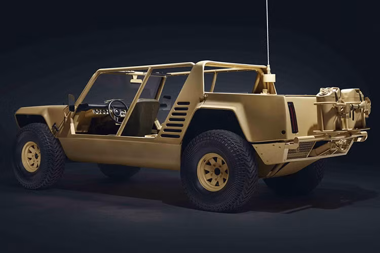 Vấn đề là chiếc xe trong bản kế hoạch do MTI gửi cho Lamborghini lại mượn nhiều chi tiết từ một đối thủ và sử dụng động cơ xăng Chrysler V8, dung tích 5,9 lít chống nước, đặt ở phía sau. Kết quả là Lamborghini Cheetah nặng 2 tấn và được trang bị động cơ 180 mã lực ra đời. Về sau, LM001 và LM002 được ra đời để sửa lỗi của Cheetah với khối động cơ Lamborghini V12, dung tích 4,8 lít đặt ở đầu xe.