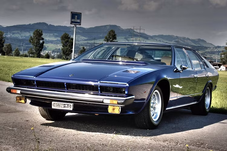 Nhà chế tạo thân vỏ Pietro Frua của Ý đã mất 8 tháng để tạo ra một chiếc Lamborghini 4 cửa, đó là Frua Faena. Ông Frua đã mở rộng khung gầm gia cố của Lamborghini Espada Series II đời 1974 để giúp Faena có chiều dài 5.486 mm.