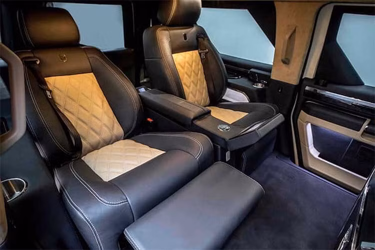 Nằm giữa 2 ghế ngồi sau là bệ trung tâm với màn hình cảm ứng để điều khiển các chức năng khác nhau của chiếc xe. Bản thân các ghế ngồi này cũng có khả năng điều chỉnh điện, với tấm đỡ chân như trên máy bay.